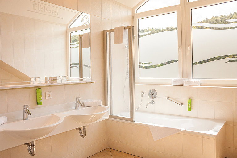 elbhotel_suite_badezimmer.jpg